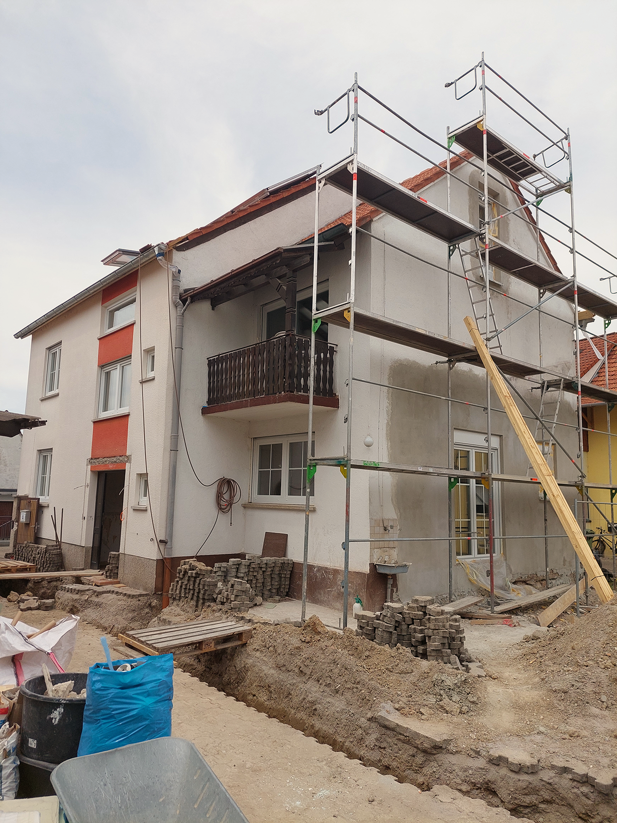 Ein glückliches Zuhause steht auf festem Grund.